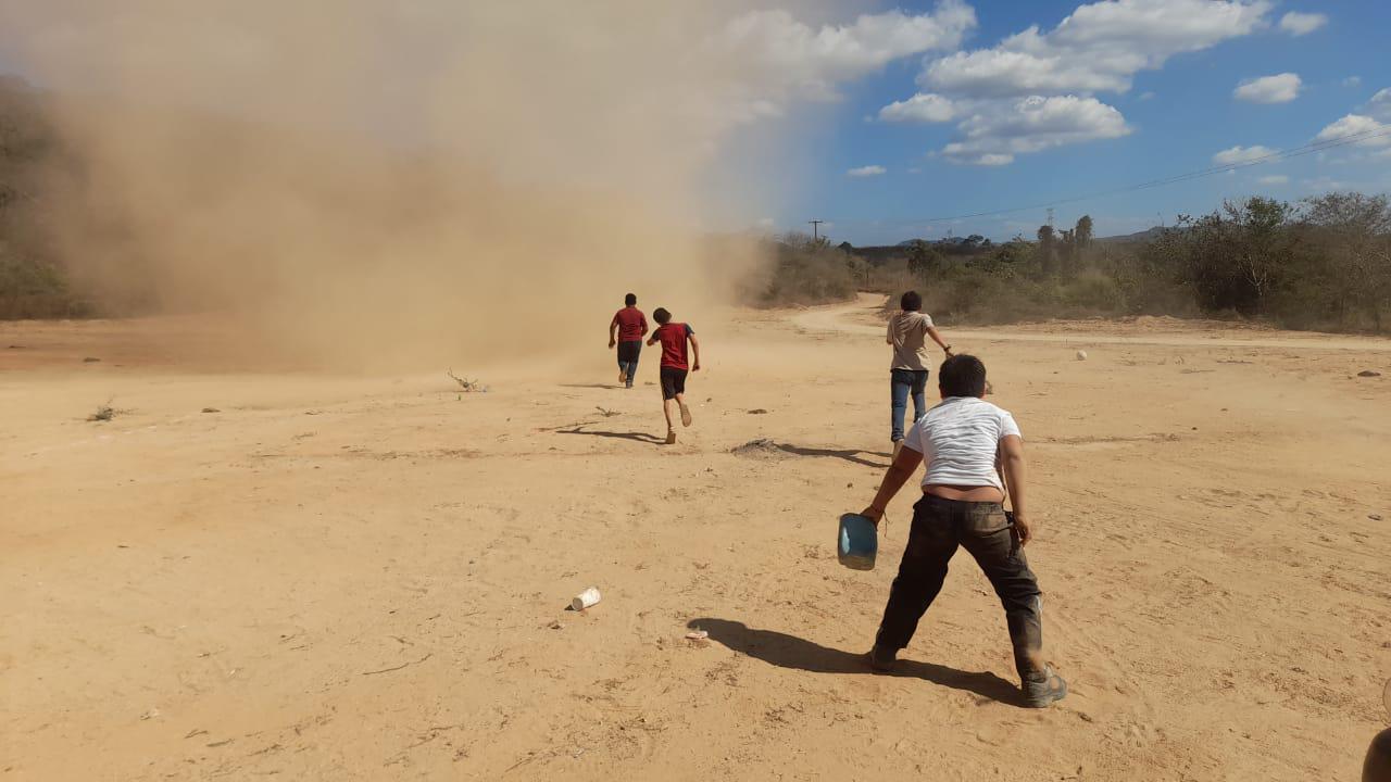 $!Remolino hace correr a futbolistas en La Palma Sola, en Mazatlán (FOTOS)