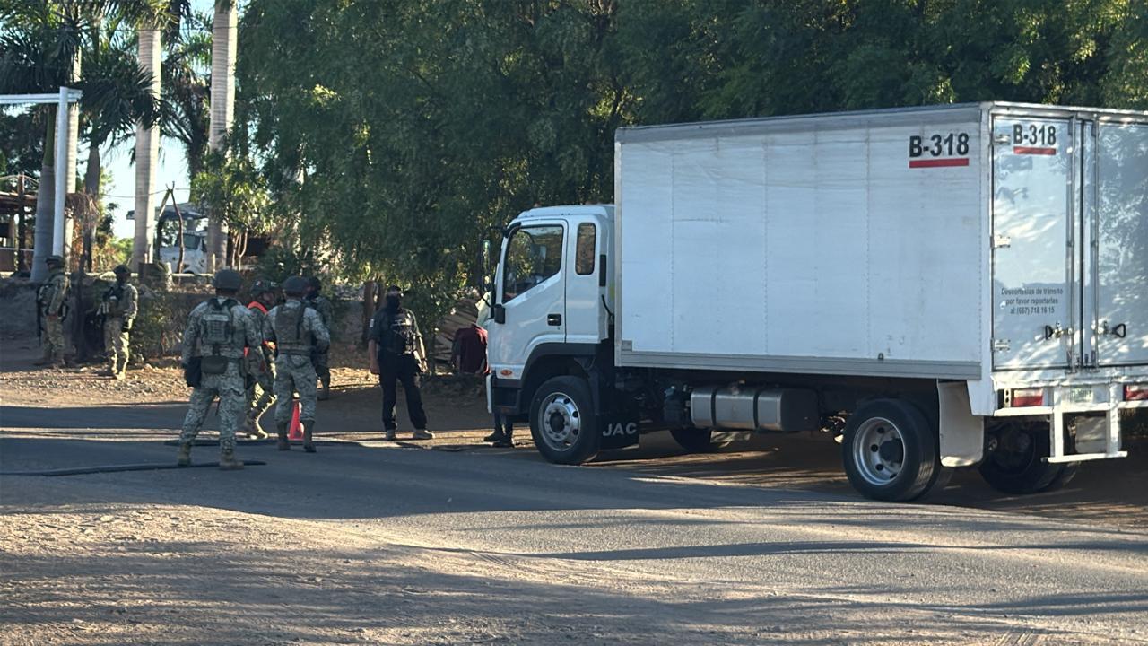 $!Balean a chofer de camión de carga y pide auxilio en retén militar, en Culiacán