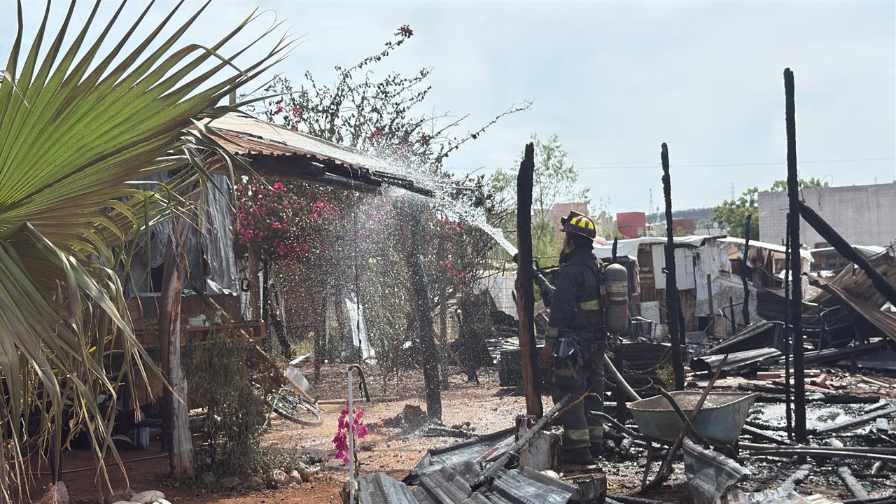 $!Incendio consume tres viviendas en asentamiento de Valle del Agua, al oriente de Culiacán