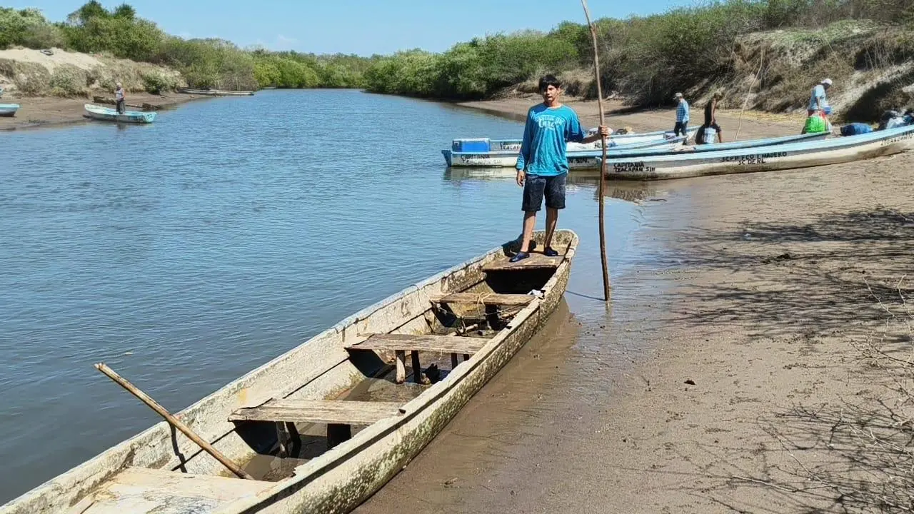 $!Jesús Adrián convierte cruce en lancha hacia playa Majahual en oficio turístico en Chametla
