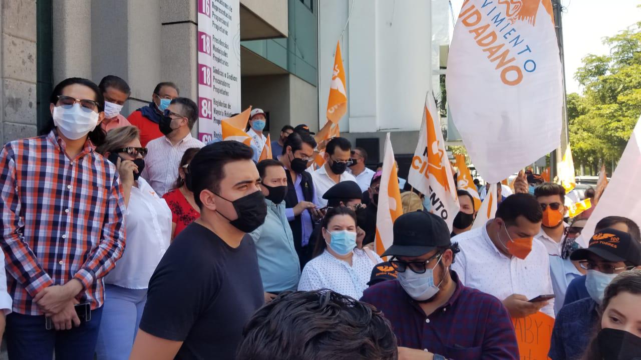 $!Respaldado por un centenar de simpatizantes, Sergio Torres se registra ante el IEES