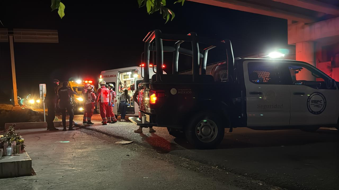 $!Persecución armada deja una pareja herida de bala debajo de un puente, en Culiacán