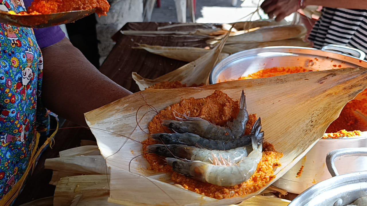 $!Por la promoción que le hizo una vecina, doña ‘Cuata’ cambió el campo por la elaboración de tamales
