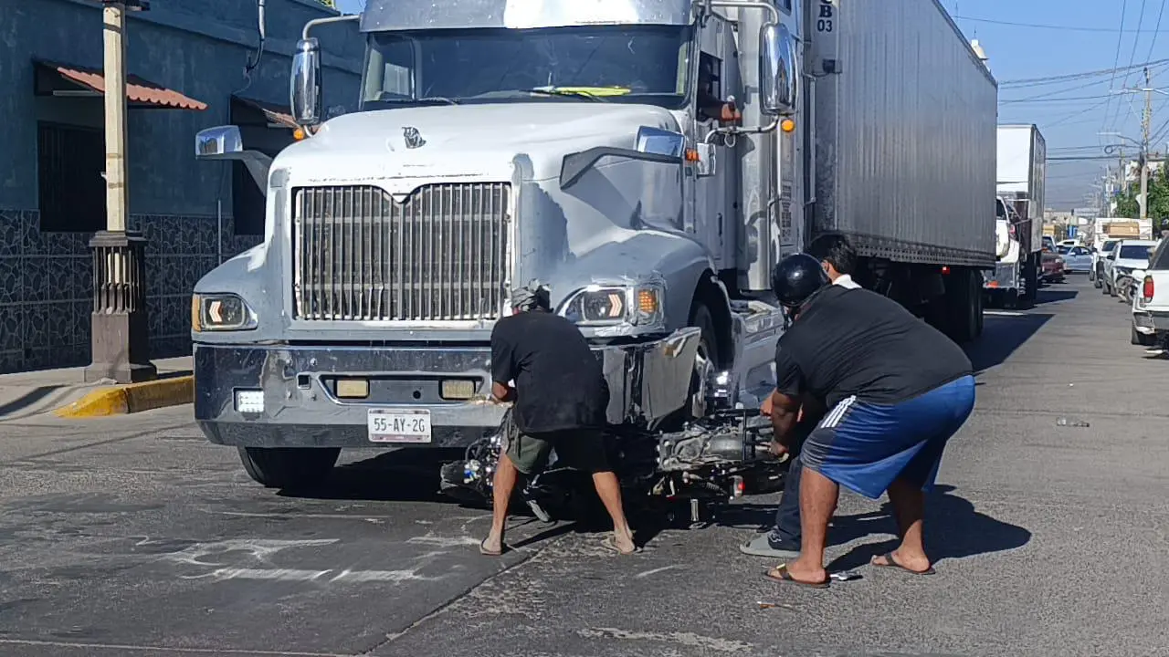$!Un menor de 14 años resulta ileso tras chocar con tráiler en el Centro de Escuinapa