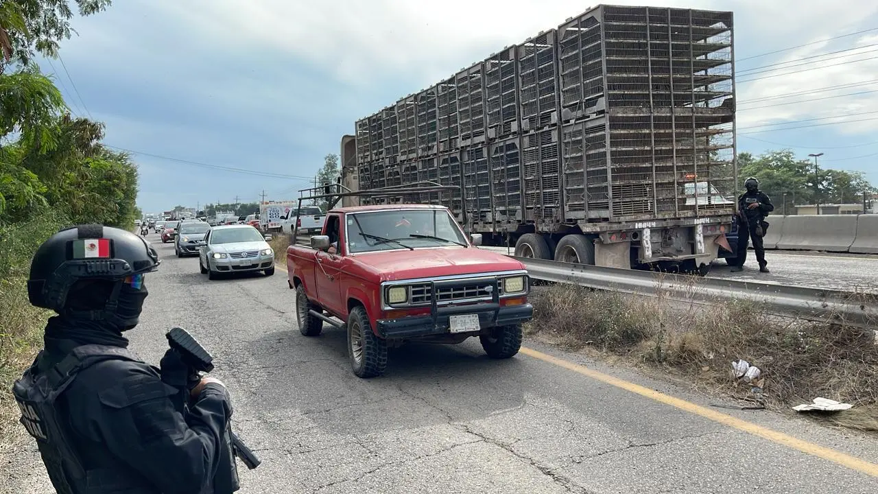 $!Un abatido y dos detenidos deja enfrentamiento entre civiles y autoridad en la carretera Culiacán-Eldorado