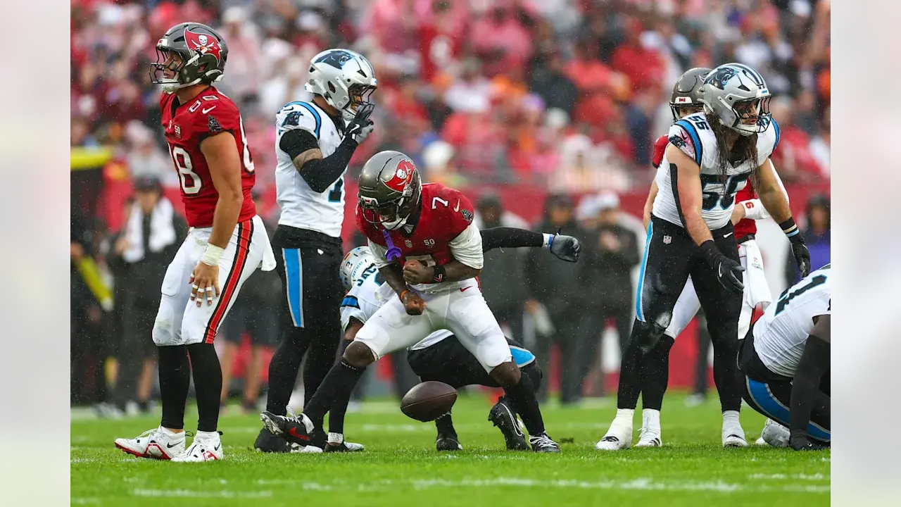 $!Buccaneers vencen a Panthers y mantienen viva la pelea por la NFC Sur