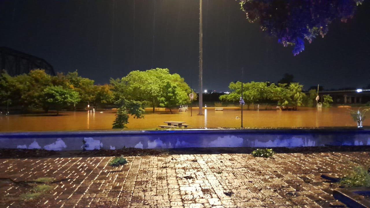 $!Lluvias dejan vehículos varados, árboles caídos y cauces al límite en Culiacán