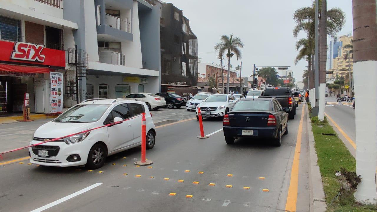 $!No circules por la Zona Dorada; el tráfico está colapsado por la pinta de los pasos peatonales elevados
