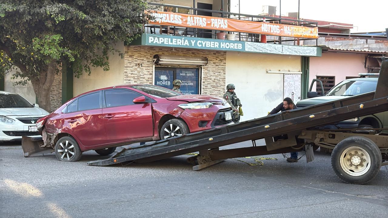 $!Ataque armado deja dos vehículos dañados y una unidad robada en Laureles Pinos, en Culiacán