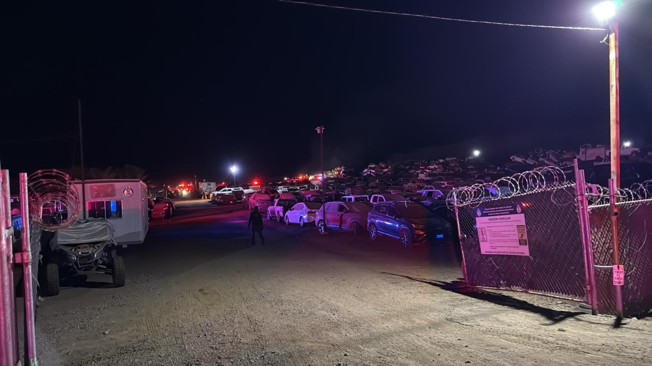 $!Incendio consume vehículos en pensión de la Fiscalía al norte de Culiacán