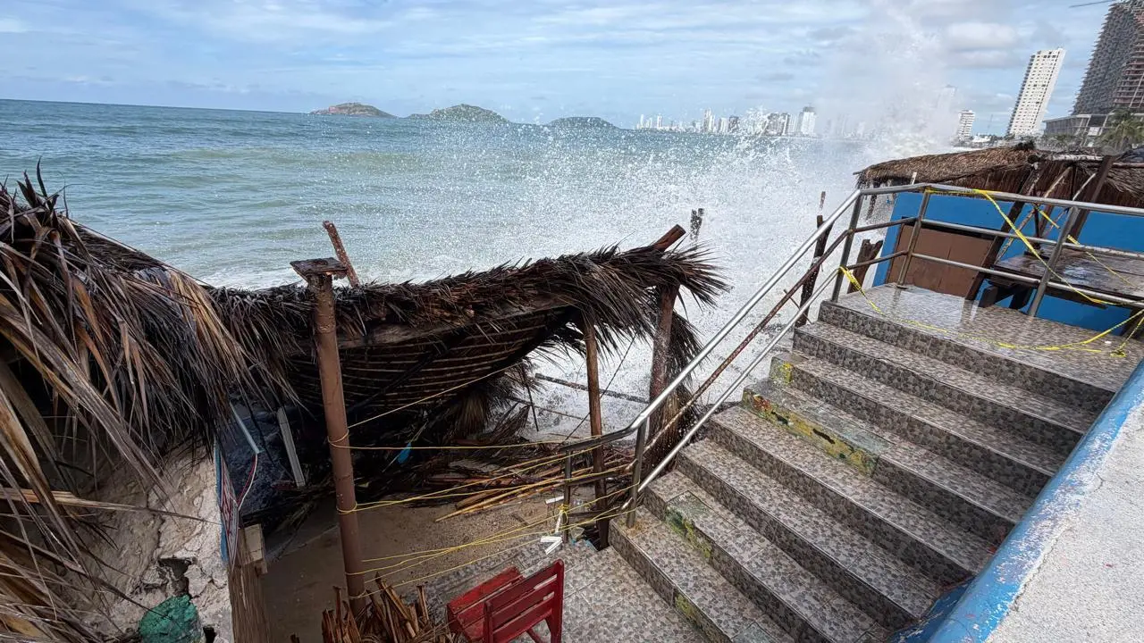 $!Entre daños y rescate de embarcación, persiste fuerte oleaje en Mazatlán