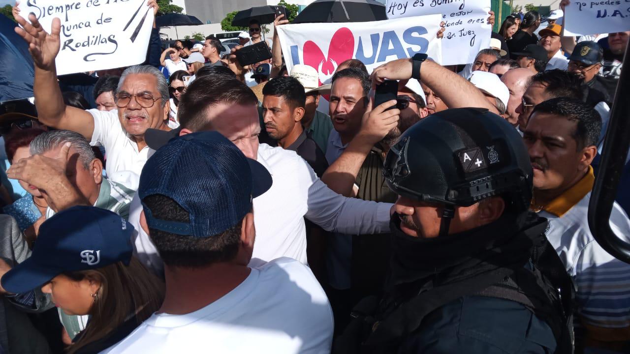 $!Chocan universitarios con policías estatales a llegada de Madueña a audiencia; amenazan con bloqueos y marcha