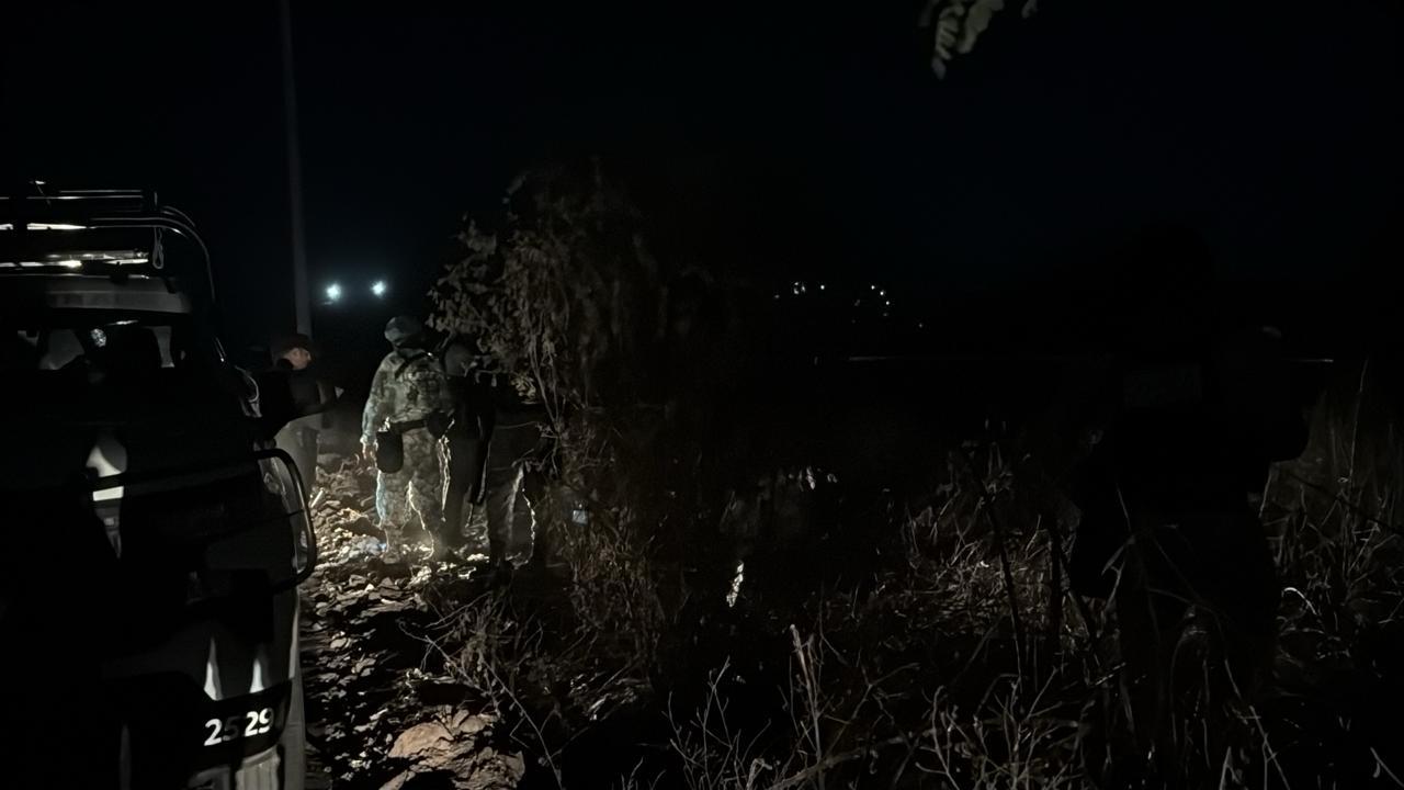 $!Hallan a hombre asesinado y esposado en la periferia de la colonia El Ranchito, al sur de Culiacán