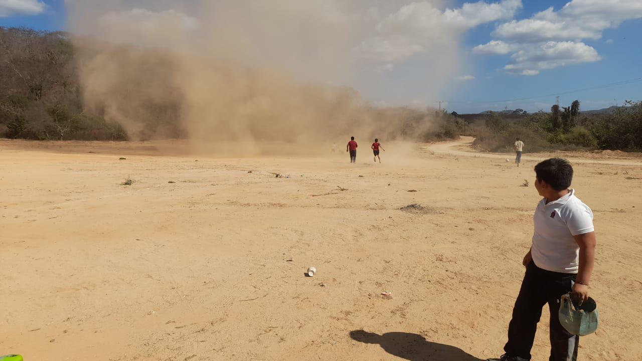 $!Remolino hace correr a futbolistas en La Palma Sola, en Mazatlán (FOTOS)
