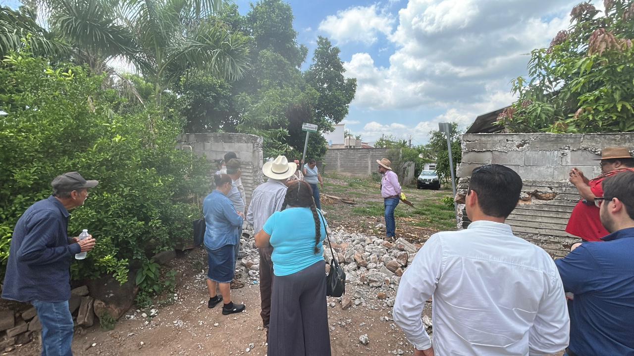 $!Diez años detrás de una barda: sin agua ni luz por un callejón cerrado en Tacuichamona