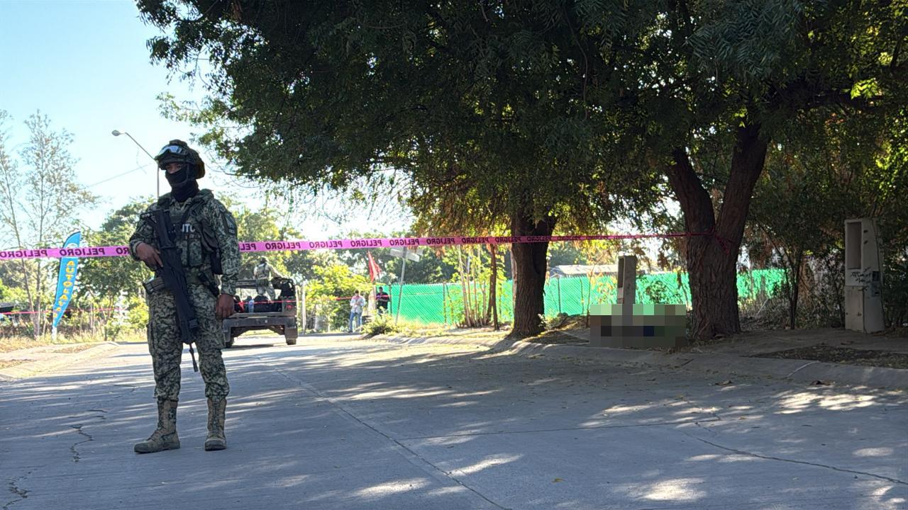 $!Hallan a hombre esposado y asesinado frente a un autolavado en Culiacán