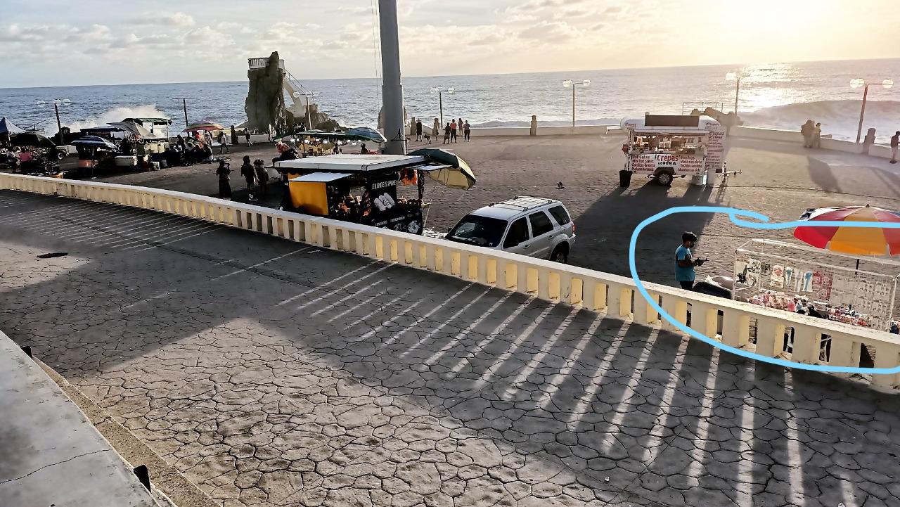 $!Una de las cosas que se cuestionó el turista es la venta de armas de juguetes en la Sánchez Taboada.