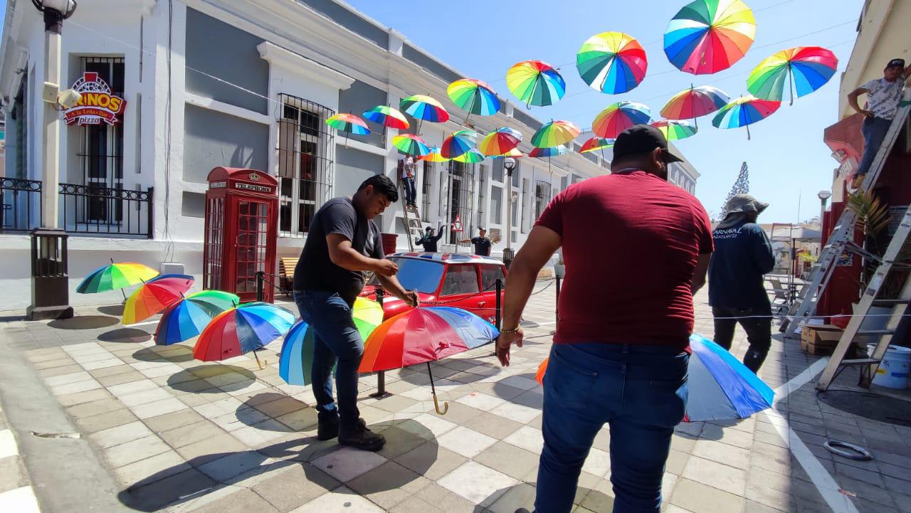 $!En Mazatlán ponen ‘sombra multicolor’ a los Beatles