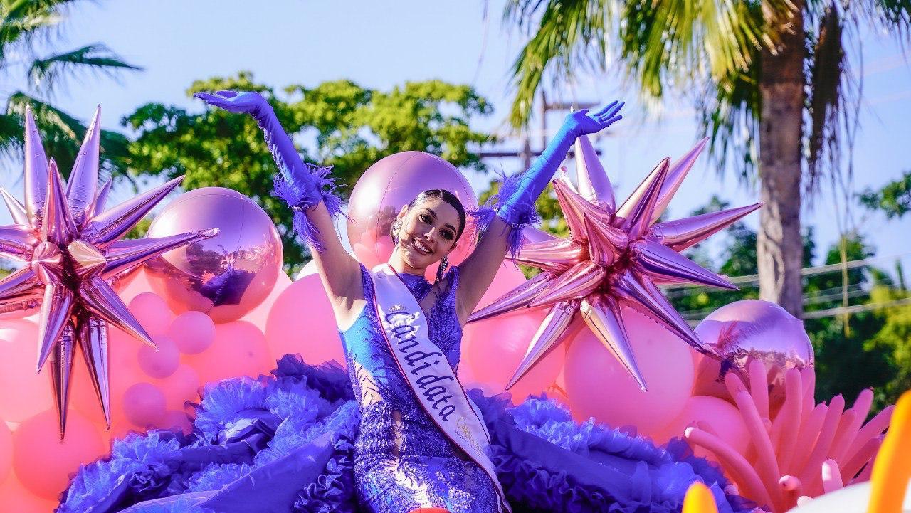 $!S.G.M. Desiré I, Reina de los Juegos Florales, engalana el contingente con su porte y alegría.