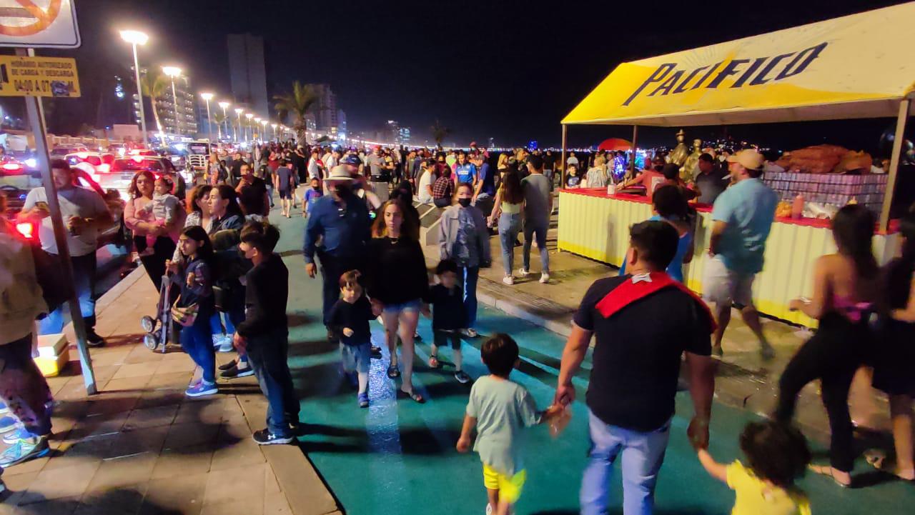 $!Mazatlán pasa su primera ‘noche santa’ muy movida, y sin cubrebocas en el malecón