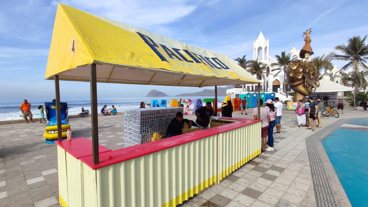 $!El malecón de Mazatlán se ‘convertirá en cantina’; autorizan 7 barras con venta de cerveza