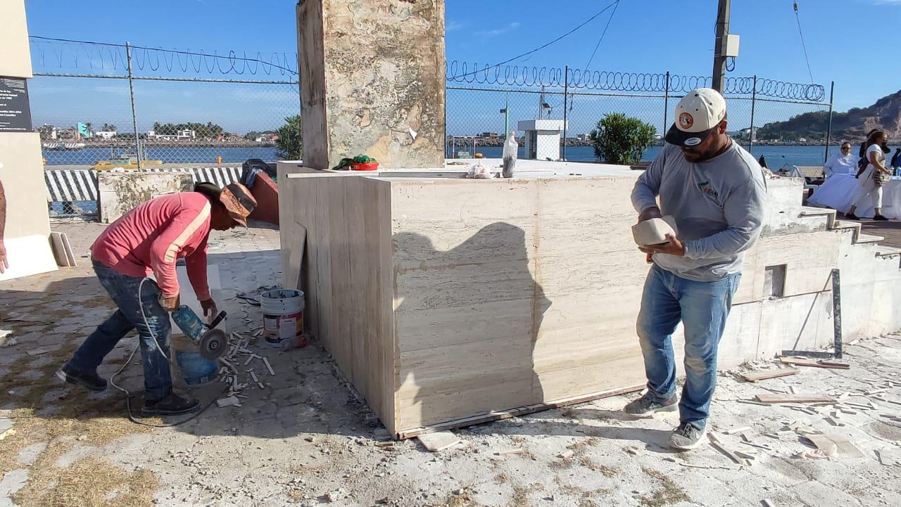 $!Embellecen a la Virgen de La Puntilla en Mazatlán previo al 12 de diciembre