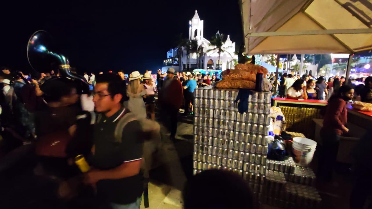 $!Mazatlán pasa su primera ‘noche santa’ muy movida, y sin cubrebocas en el malecón