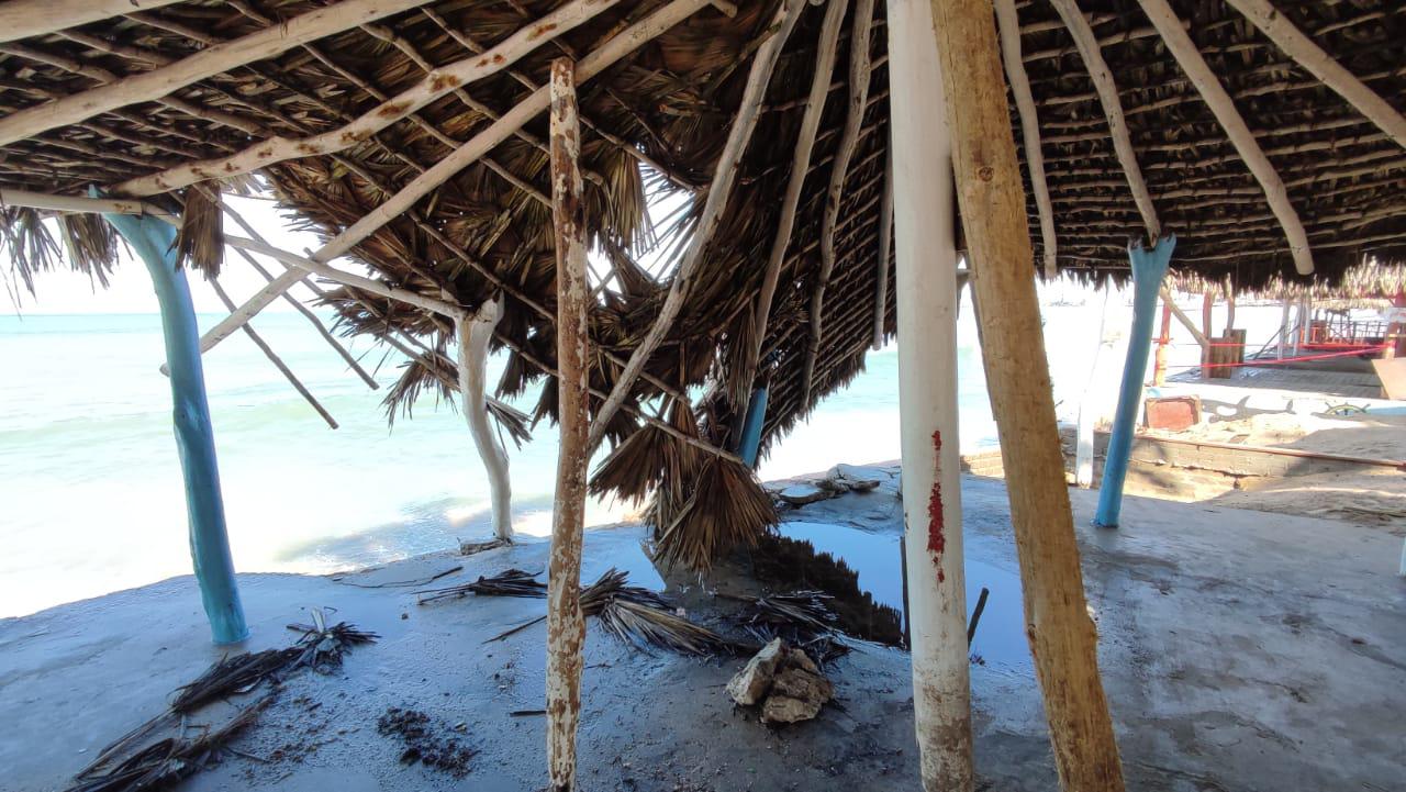 $!Calculan en cientos de miles de pesos los daños a restaurantes de playa por el fuerte oleaje en Mazatlán