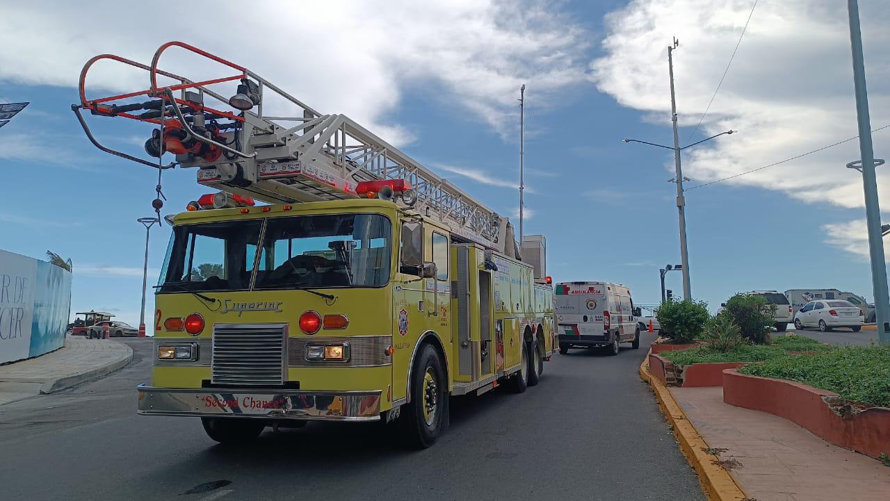 $!Bomberos de Mazatlán evitan tragedia al rescatar a un obrero de la construcción empalado por una varilla