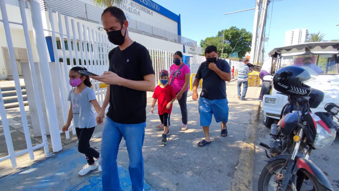 $!En Mazatlán menores van por la vacuna contra el Covid, pero se regresan sin ser vacunados porque se agotaron las dosis