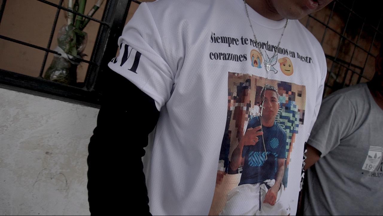 $!Vecinos velan el cuerpo de un joven baleado en altamar, en Puerto Bolívar, Machala, provincia de El Oro.