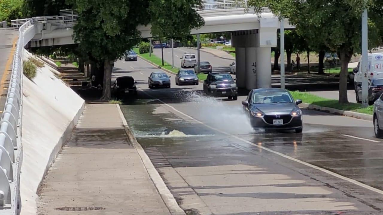 $!Brotan aguas negras en diversas zonas de Culiacán; ahora en el malecón nuevo