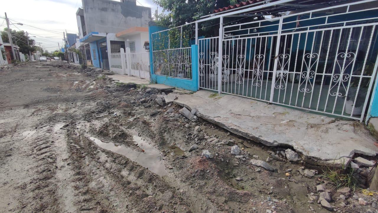 $!Vecinos de la Calle Osa Mayor, en la Villa Galaxia, exigen reparación de drenaje y pavimentación
