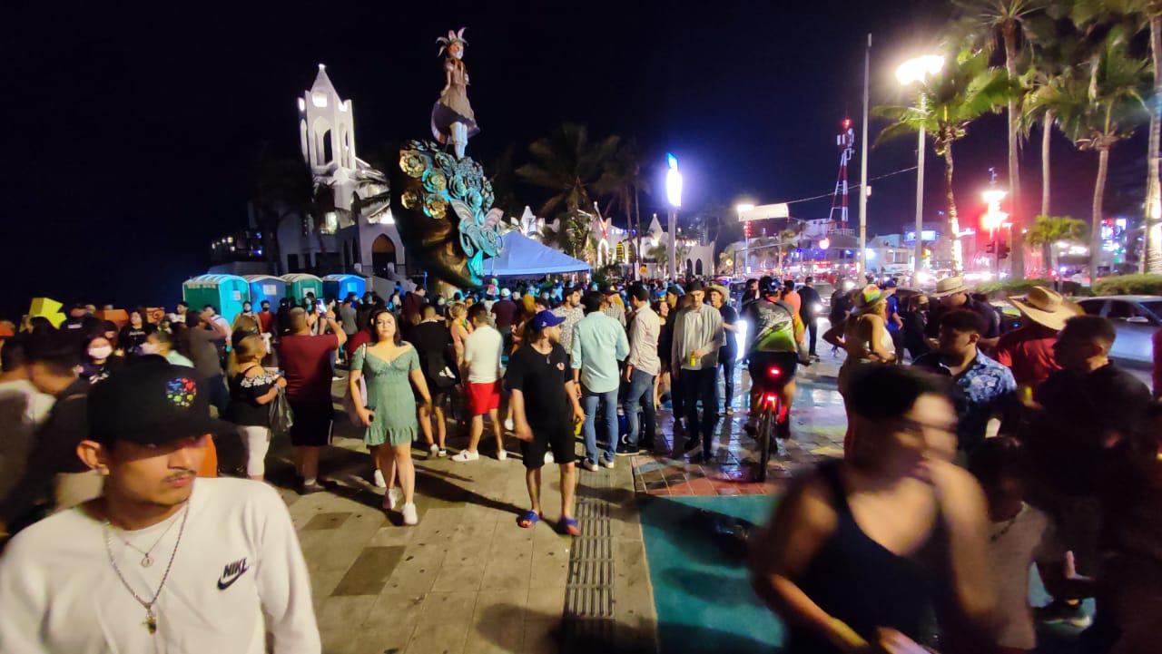 $!Mazatlán pasa su primera ‘noche santa’ muy movida, y sin cubrebocas en el malecón