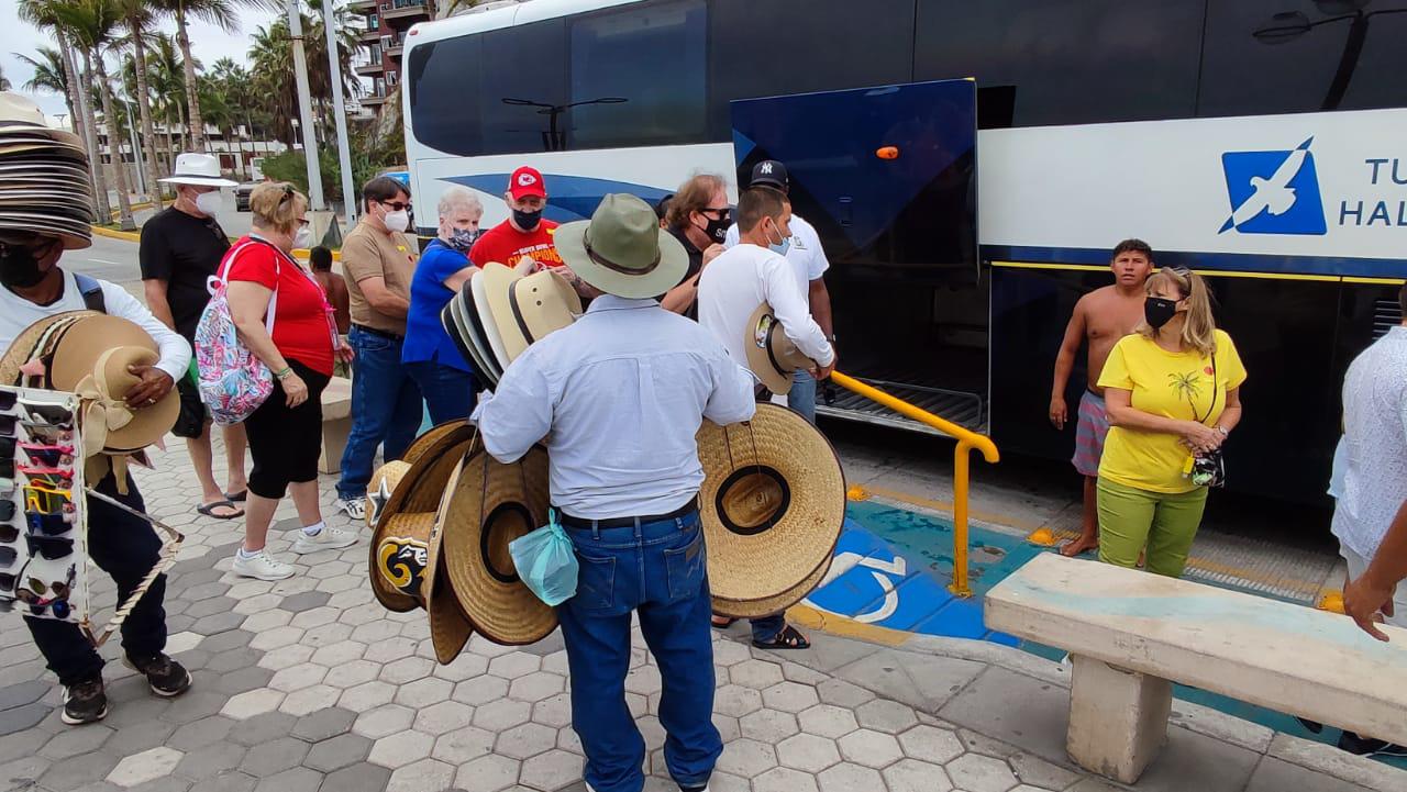 $!Turistas de crucero disfrutan de un espectáculo que les ‘roba el aliento’
