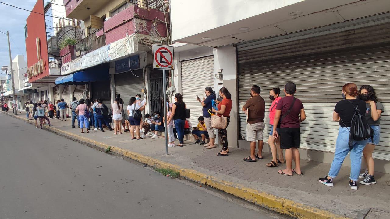 $!Comercios de Mazatlán registran filas para canje de útiles y uniformes escolares