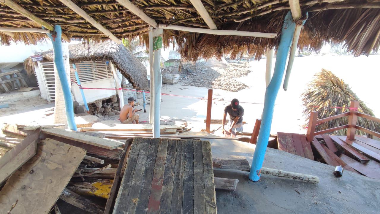$!Calculan en cientos de miles de pesos los daños a restaurantes de playa por el fuerte oleaje en Mazatlán