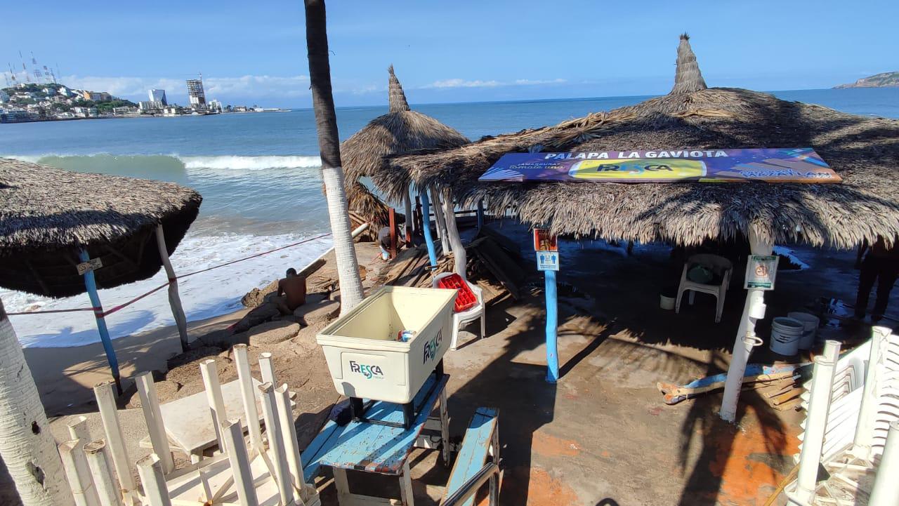 $!Calculan en cientos de miles de pesos los daños a restaurantes de playa por el fuerte oleaje en Mazatlán