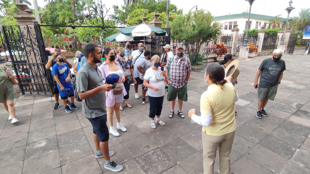 $!Pese a la lluvia, turistas disfrutan Mazatlán