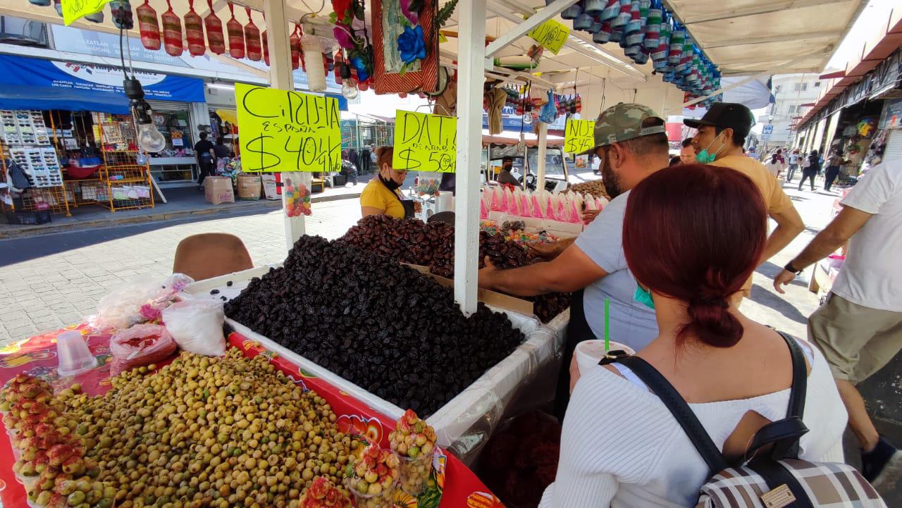$!En Mazatlán arrecian compras navideñas, y turistas abarrotan el puerto
