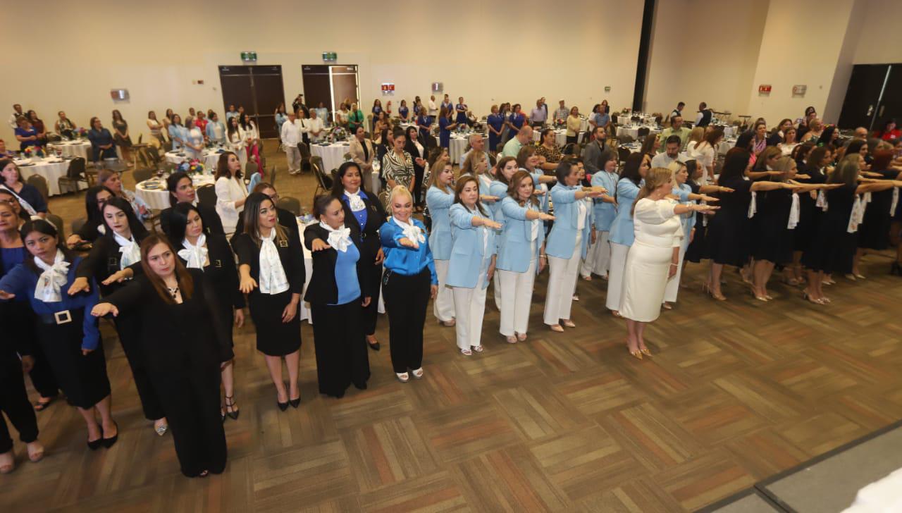 $!Integrantes de los cuatro Capítulos de la Amexme involucrados al momento de rendir protesta.