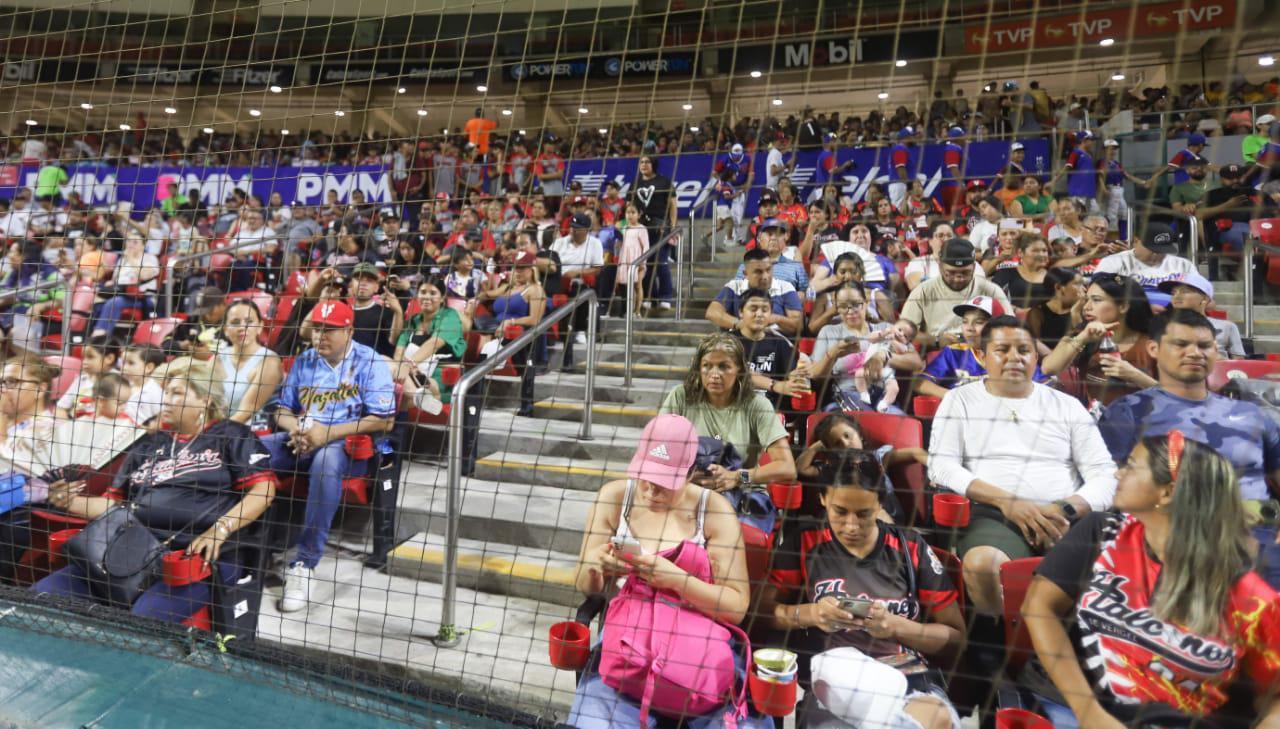 $!Entre fuegos artificiales y un ambiente de fiesta inauguran el Mazatlán Baseball Tournament