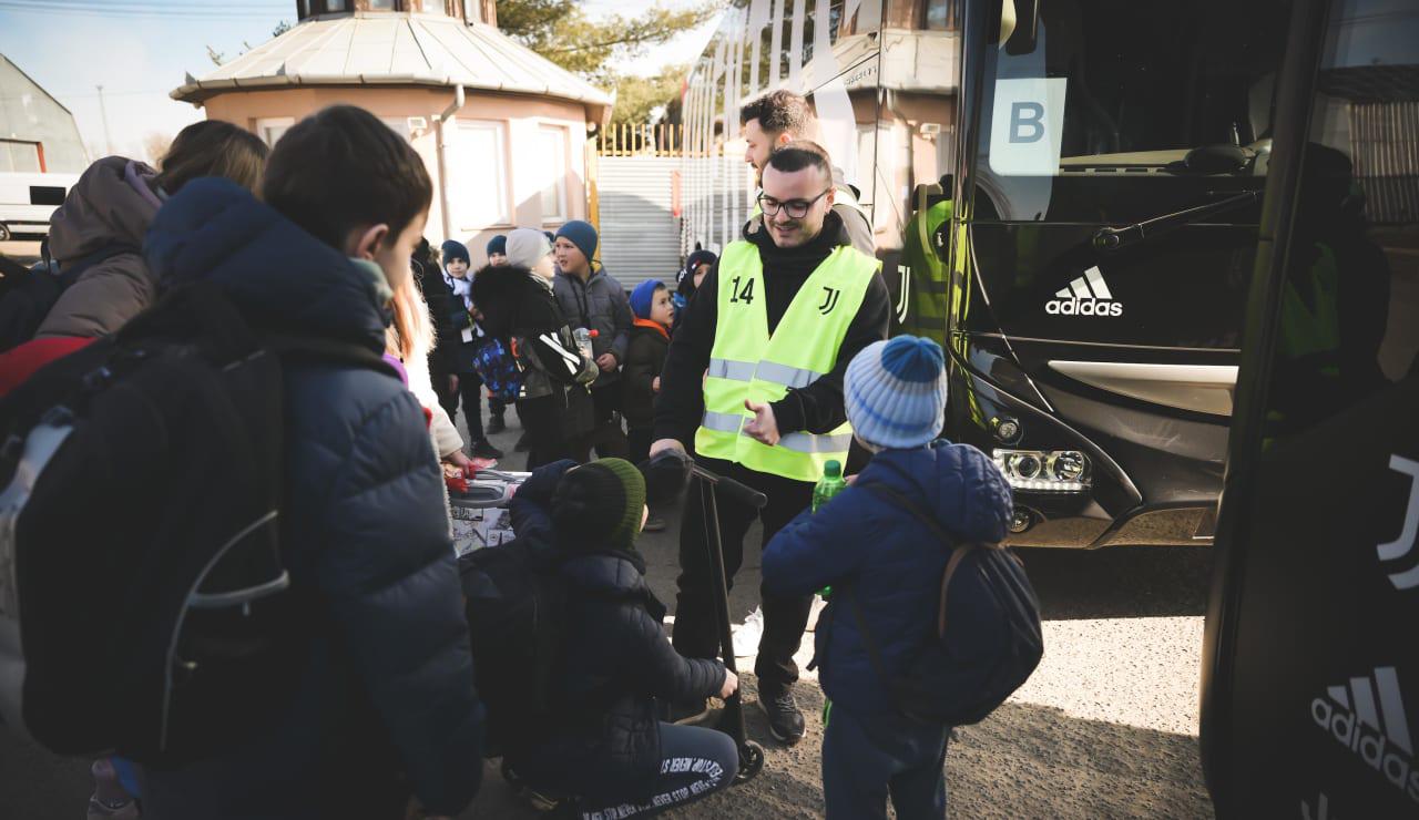 $!FOTOS: Juventus rescata 80 personas de Ucrania, la mayoría niños; las recibe en Turín