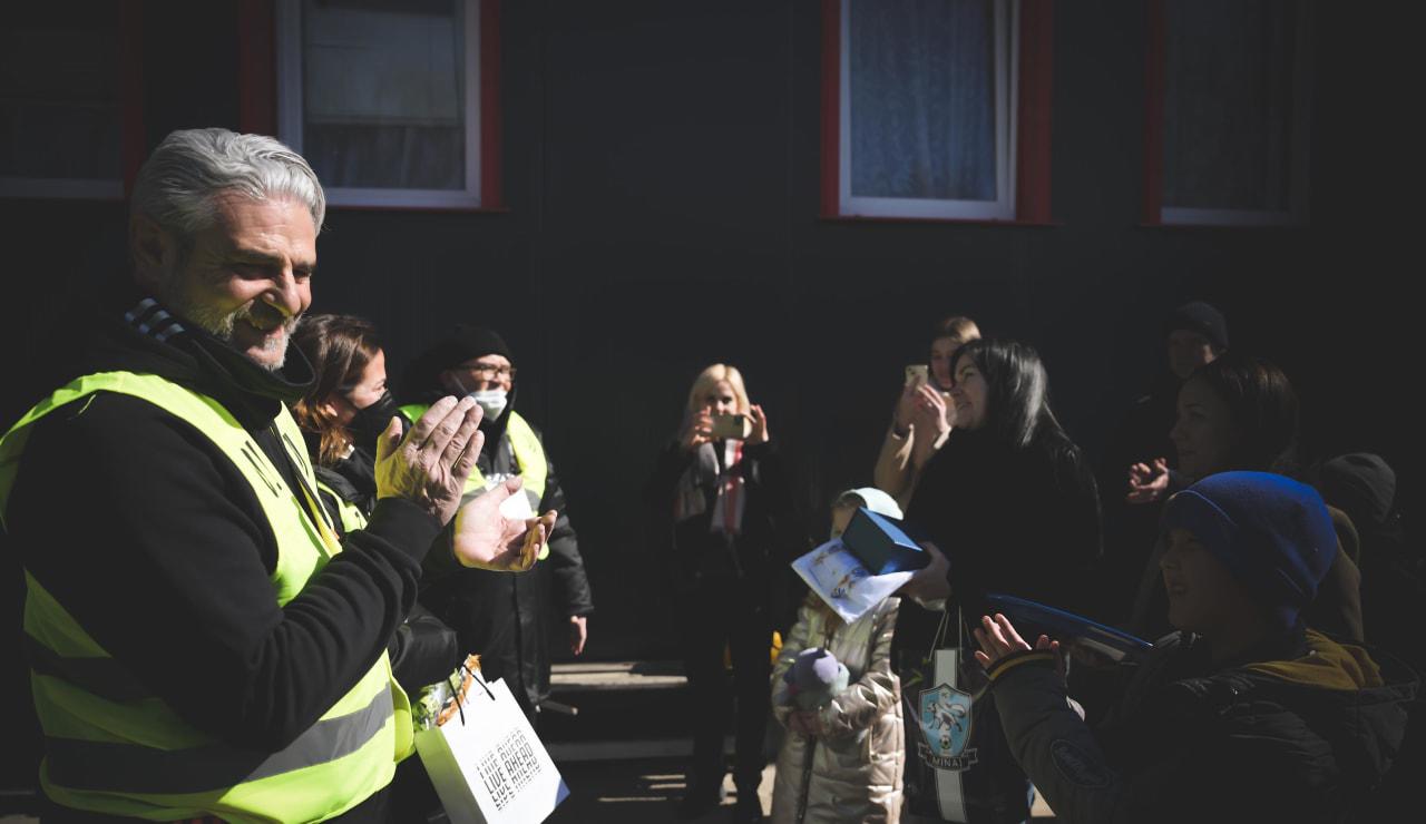 $!FOTOS: Juventus rescata 80 personas de Ucrania, la mayoría niños; las recibe en Turín