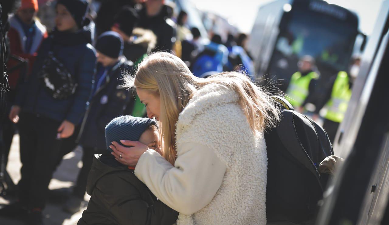 $!FOTOS: Juventus rescata 80 personas de Ucrania, la mayoría niños; las recibe en Turín