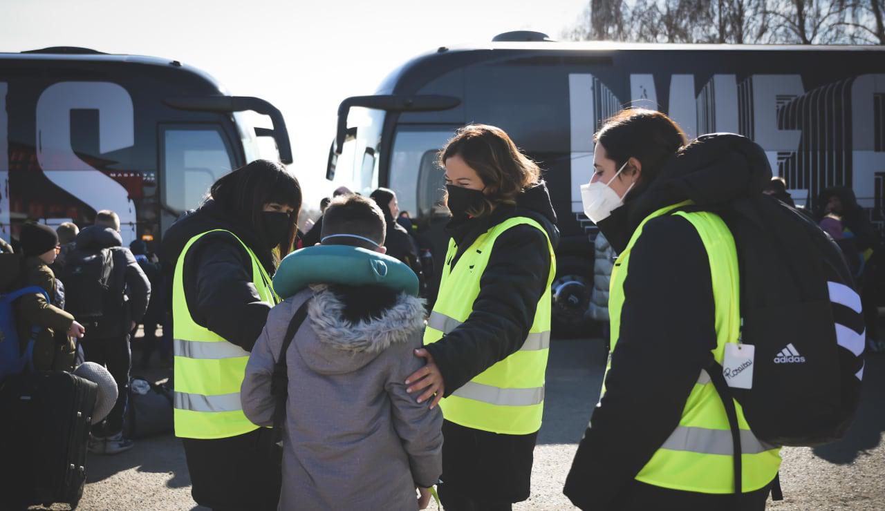 $!FOTOS: Juventus rescata 80 personas de Ucrania, la mayoría niños; las recibe en Turín