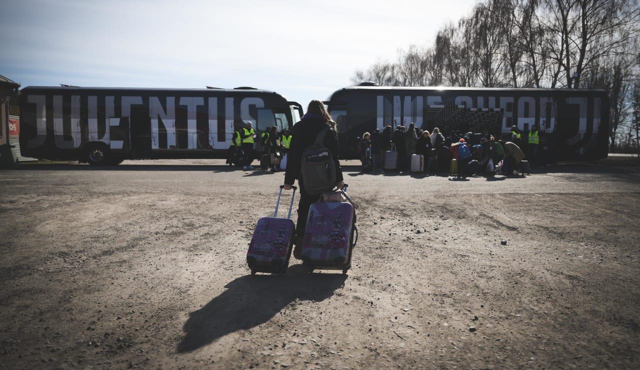 $!FOTOS: Juventus rescata 80 personas de Ucrania, la mayoría niños; las recibe en Turín