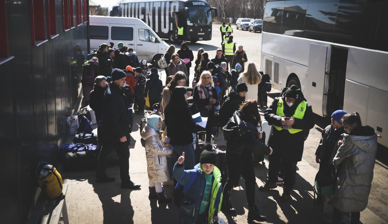 $!FOTOS: Juventus rescata 80 personas de Ucrania, la mayoría niños; las recibe en Turín