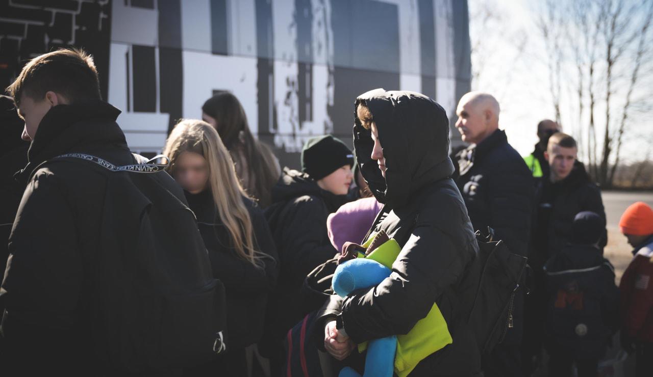 $!FOTOS: Juventus rescata 80 personas de Ucrania, la mayoría niños; las recibe en Turín