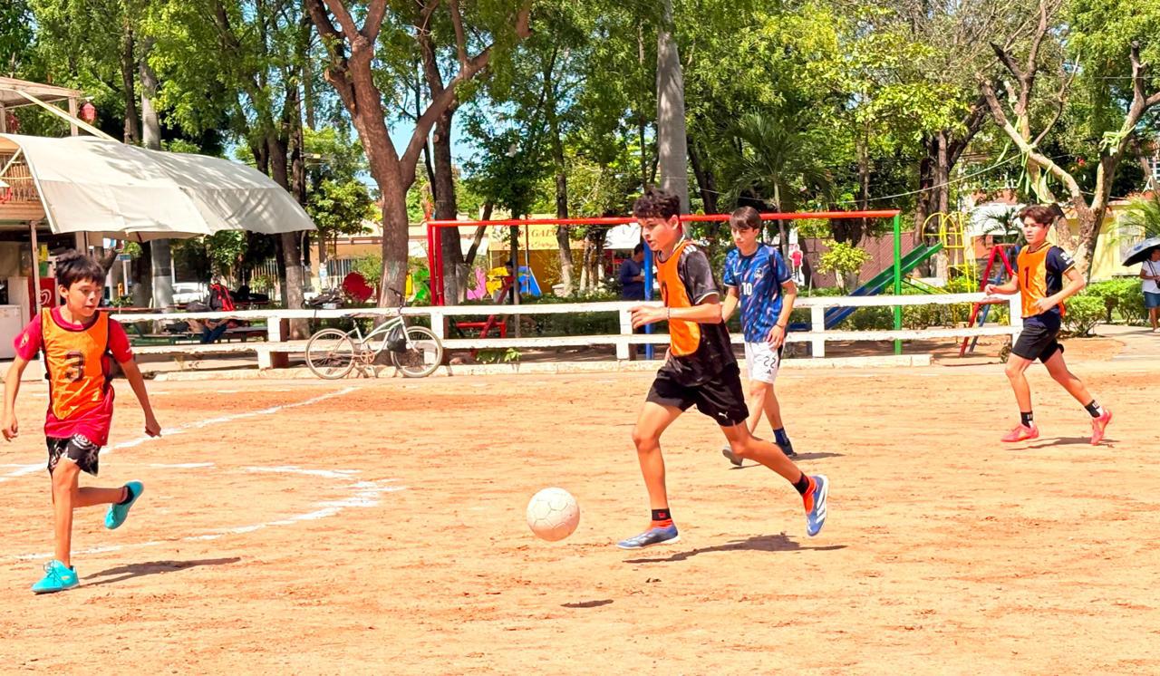 $!Imdec lleva jornada deportiva y torneo de futbol a Aguaruto